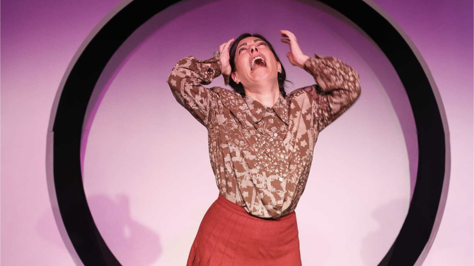 Luciana Ribeiro, atriz portuguesa, no espetáculo de teatro O Engraxador.