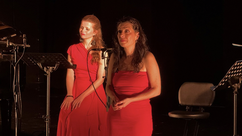 Luciana Ribeiro, atriz portuguesa, com a soprano Marino Pacheco no espetáculo O Meu Nome é Ópera, escrito por Tiago Matos.