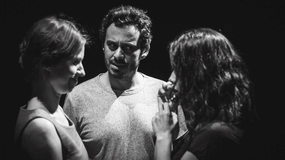 Luciana Ribeiro, encenadora da peça de teatro Daqui Ninguém Entra, com os atores João Ascenso e Inês Veiga de Macedo.