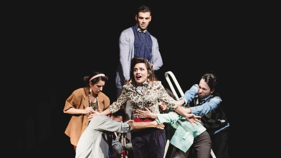 Espetáculo de teatro O Rinoceronte, encenado por Luciana Ribeiro.